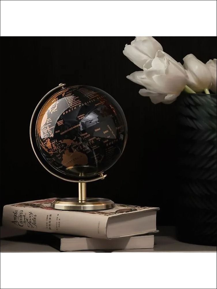 глобус выполненный в стиле минимализм на столе