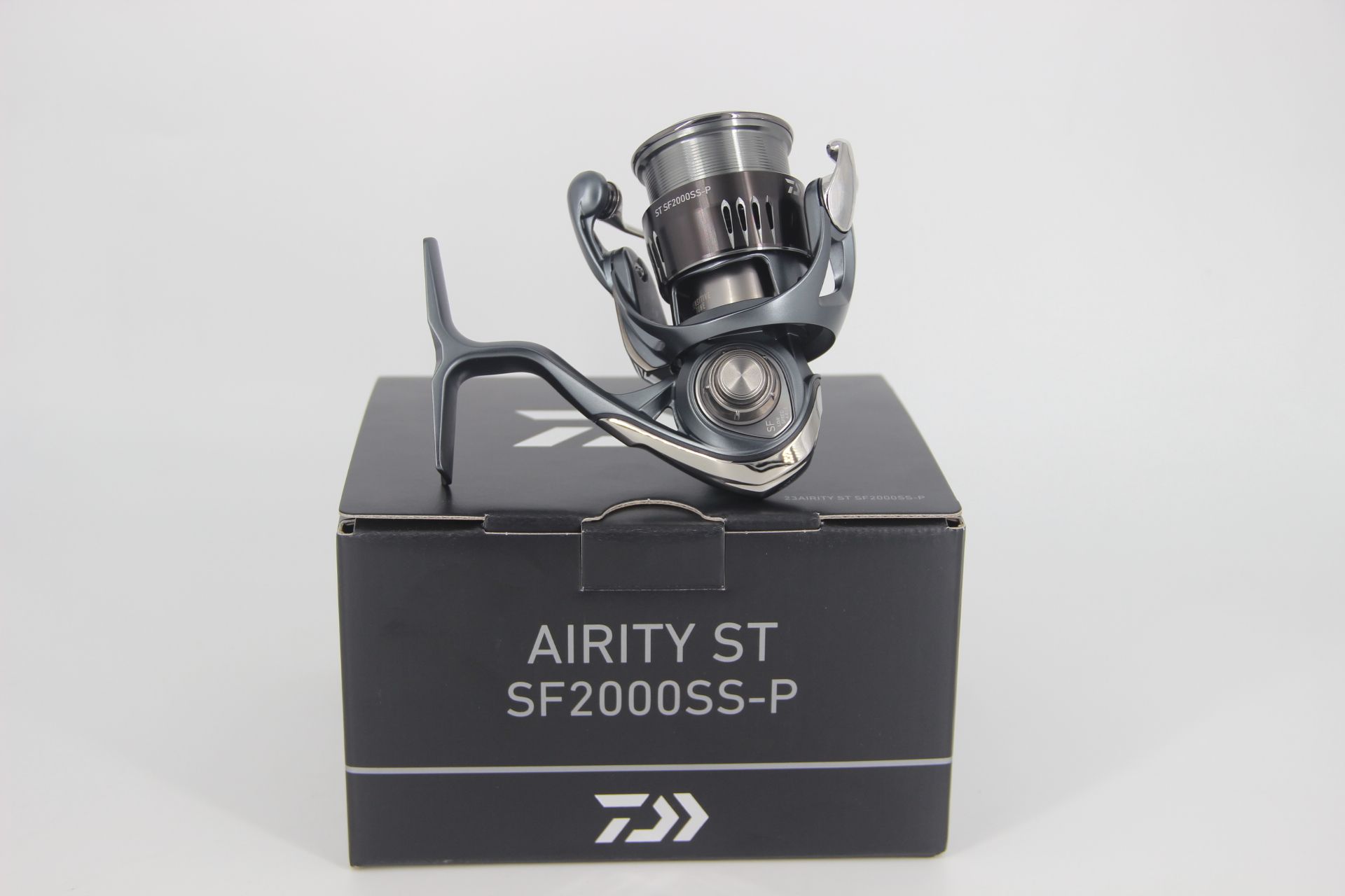 Катушка Daiwa Airity 23 ST SF, Безынерционная, 2000S, Передний