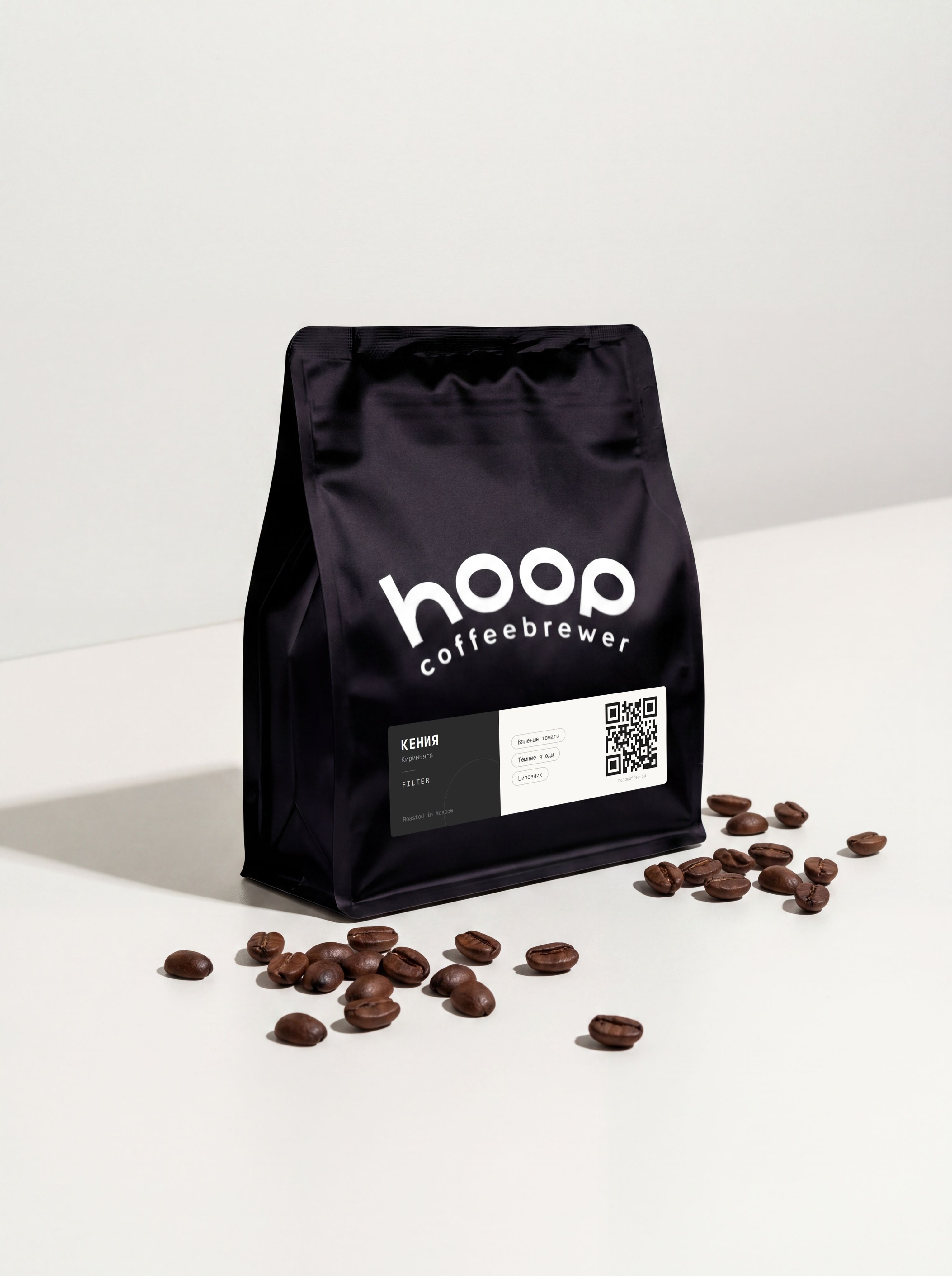 Кофе в зернах Hoop Coffee Кения Каримикуи АА — пачка на столе с зёрнами