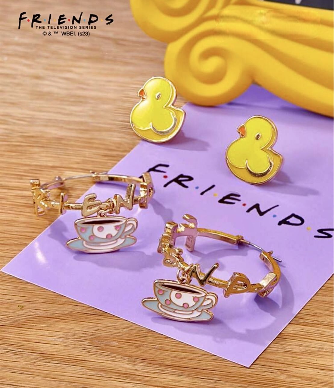 FRIENDS Набор из 2 пар модных сережек с милым дизайном фигурки Друзьяя