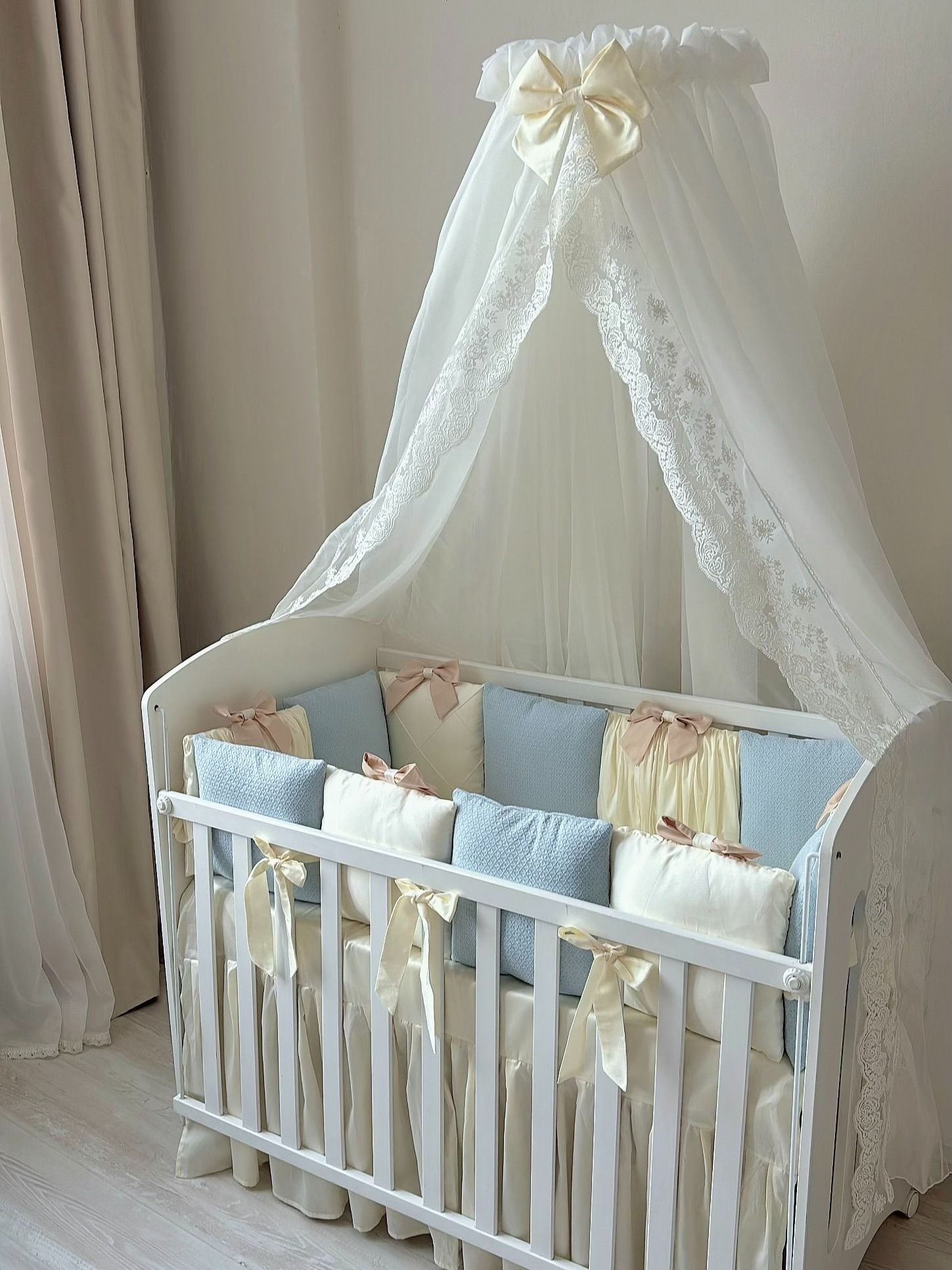 Комплект (бортики, одеяло, простыня) в кроватку Happy Baby Mommy Lux 90 * 70 см "Вязаные истории", 11 подушек, сатин, без рисунка