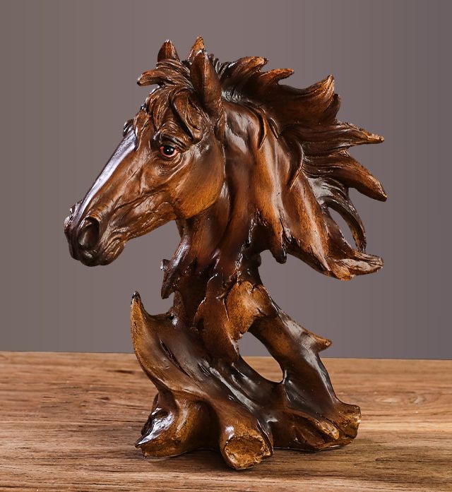 Статуясголовойлошади,декоративнаярезьбапокорню