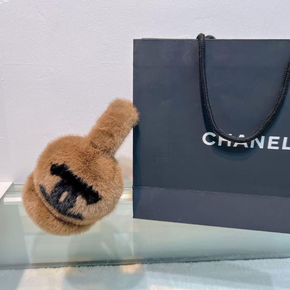 Наушники меховые Chanel #1