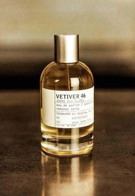 В изумительном флаконе аромата Vetiver 46 притаились самые интригующие и заманчивые ноты, которые приводят в неописуемый восторг представителей обоих полов буквально с первой секунды близкого знакомства. Древесные мотивы таитянского ветивера и дымчатого лабданума изумительно сочетаются с пикантной пряностью восточного перца. Заморский гуаяк выступает в потрясающем дуэте с белым кедром.В самом сердце парфюмерной композиции расположились оттенки мягкого олибанума и экзотической амбры. Свежесть зеленого бергамота и умеренная сладость белоснежной ванили отвечают за потрясающий эффект умопомрачительной картины. Окончательное слово остается за душистой гвоздикой, которая оставляет после себя особенное послевкусие. Подарите себе очарование летнего вечера вместе с ароматом Vetiver 46. Женские духи Vetiver 46 станут отличным подарком девушке или жене не только на новый год, 8 марта или же 14 февраля.