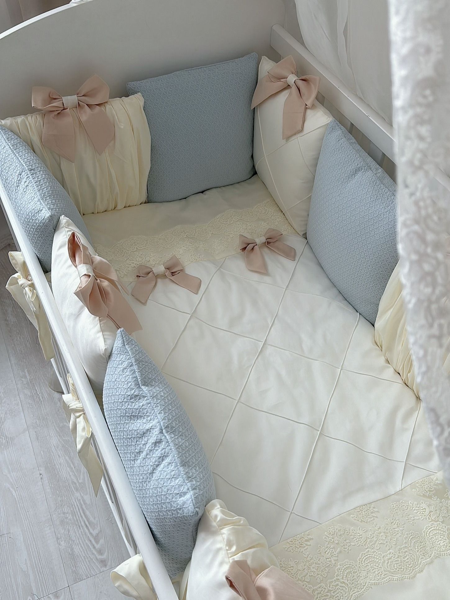 Комплект (бортики, одеяло, простыня) в кроватку Happy Baby Mommy Lux 90 * 70 см "Вязаные истории", 11 подушек, сатин, без рисунка