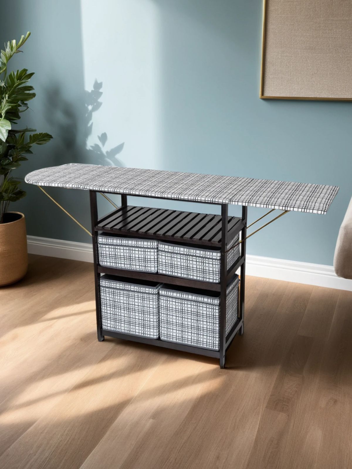 Столик тумбы, отодвинутый в сторону