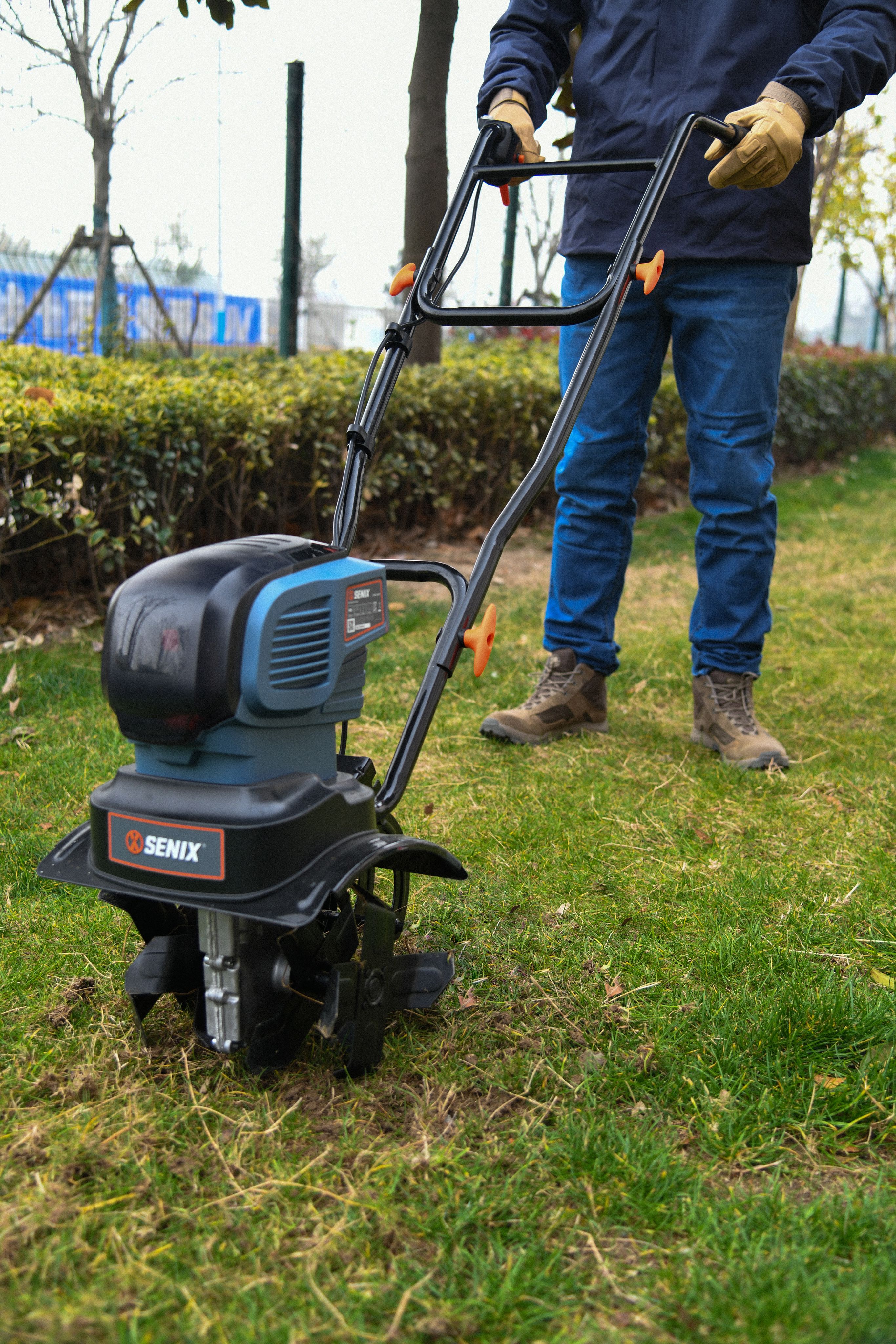 Электрический культиватор на дачном участке