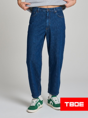 Сақалды қария қыздың көтін жалайды Әдемі брюнеткамен нәзік секс бейнеленген порно видео.