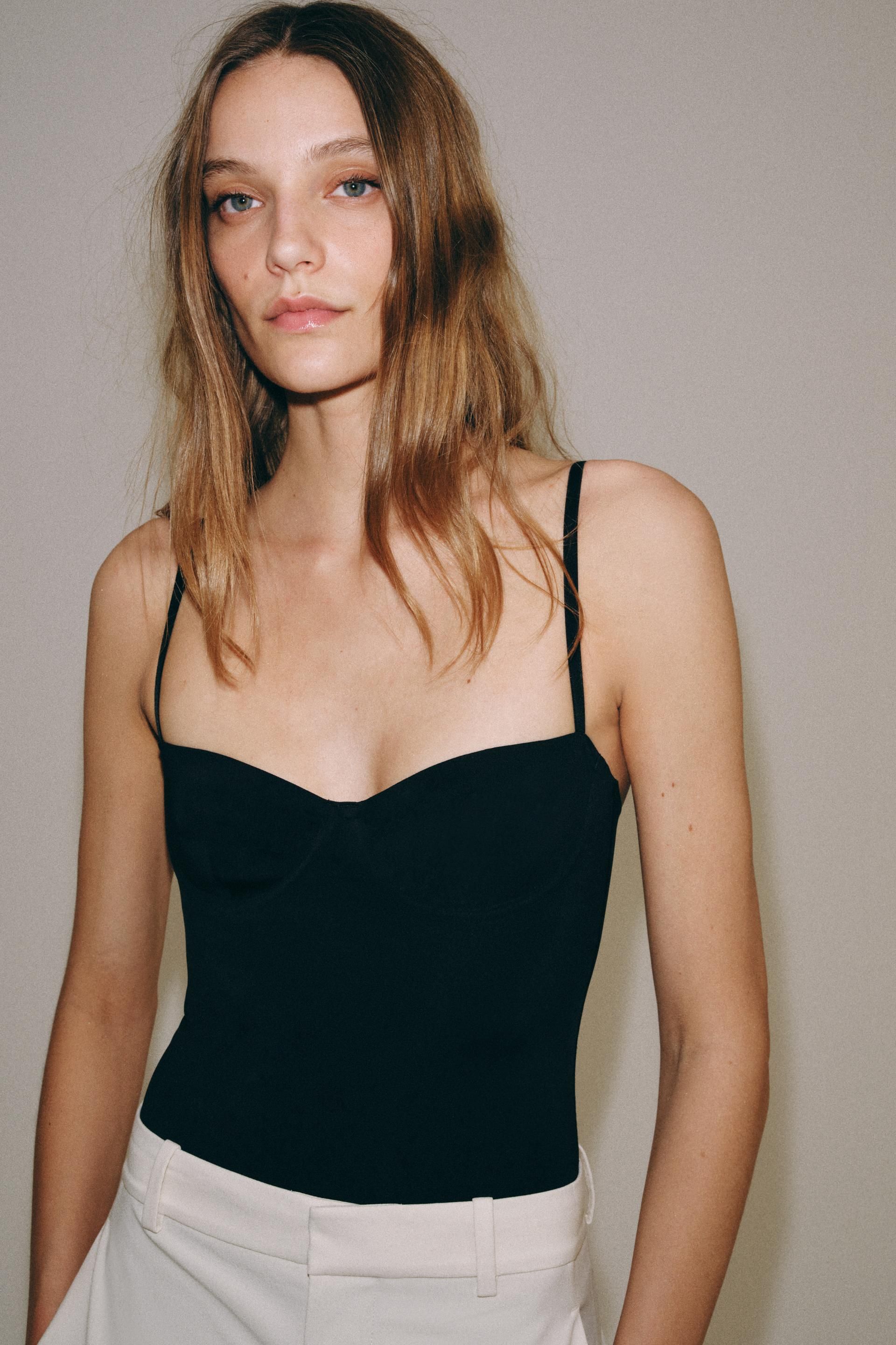 Соблазнительные формы раздетой Zara Соблазнительные формы раздетой Zara