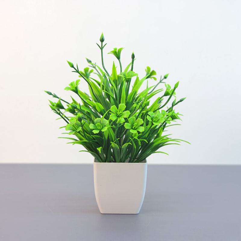 Зеленые растения, моделирующие пластиковые растения в горшках ...