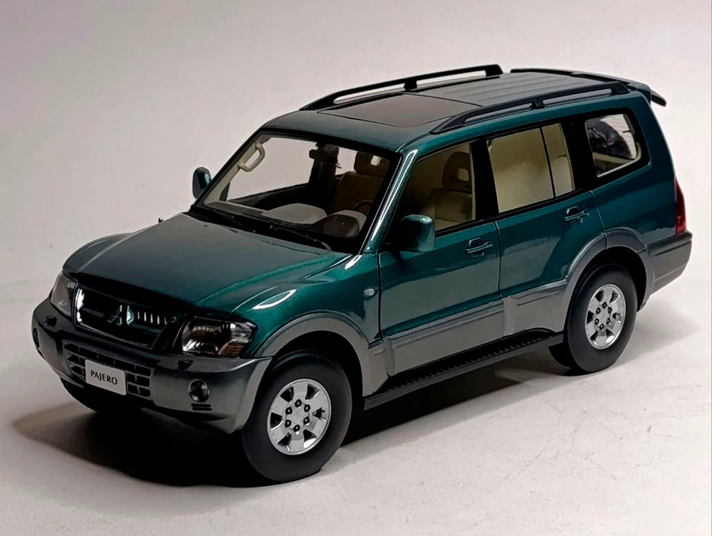 Модель коллекционная Mitsubishi pajero iii (V73) green 1:18 yc