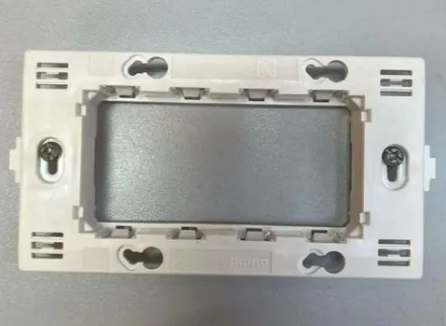 Суппорт BTICINO Living 4 модуля с винтами (с дополнительными отверстиями для монтажа)