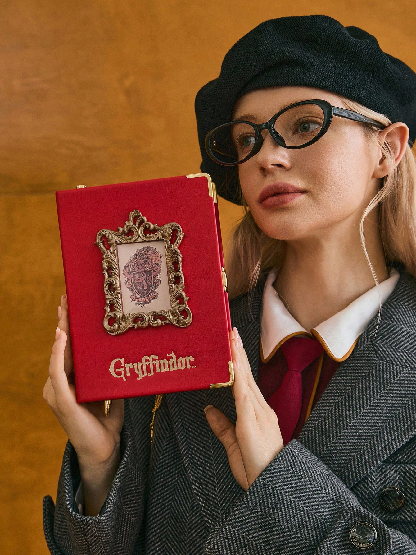 Сумка через плечо в форме книги с фольгированным принтом