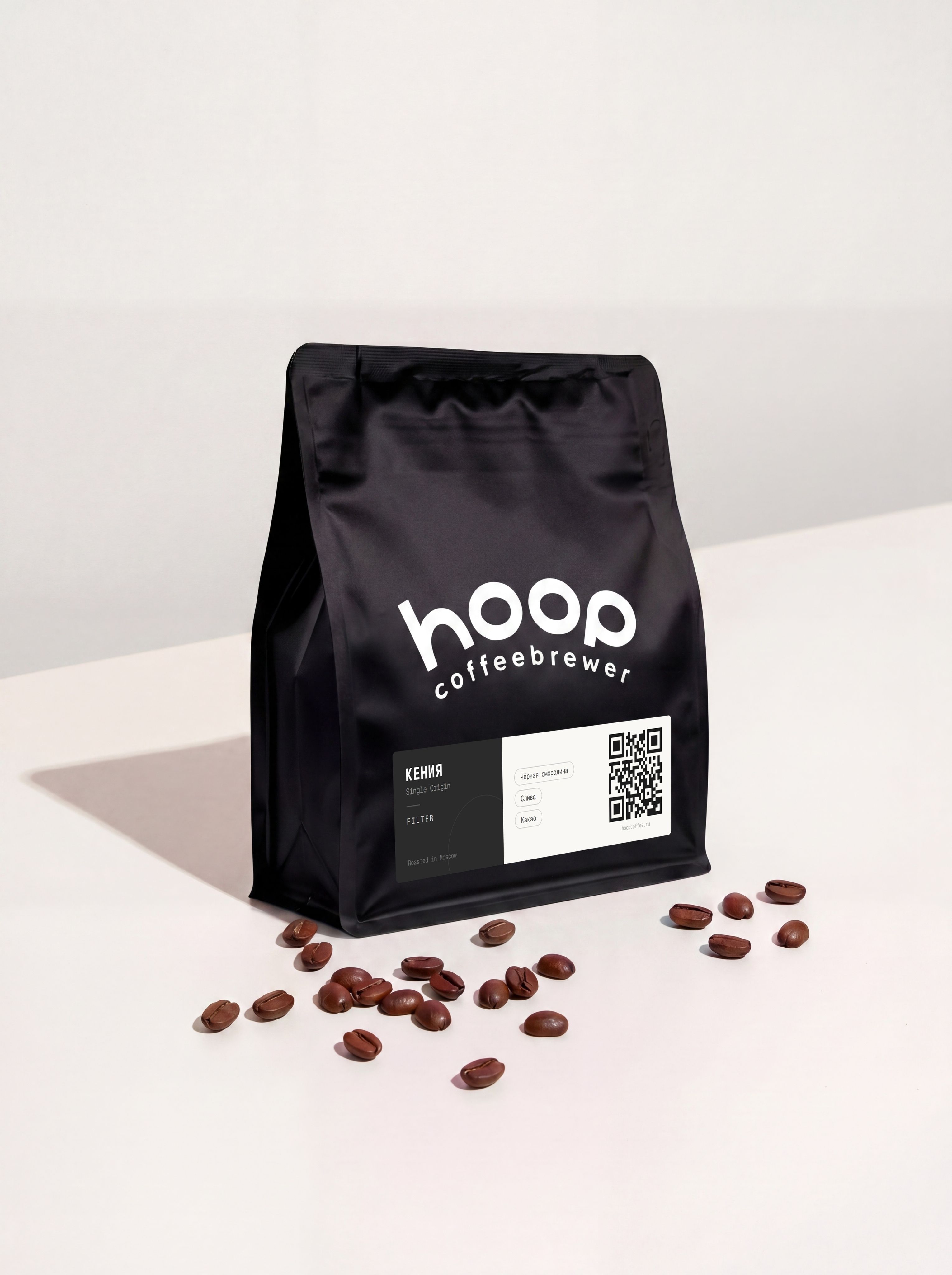 Кофе в зернах Hoop Coffee Кения Ягодная АА — пачка на столе с зёрнами