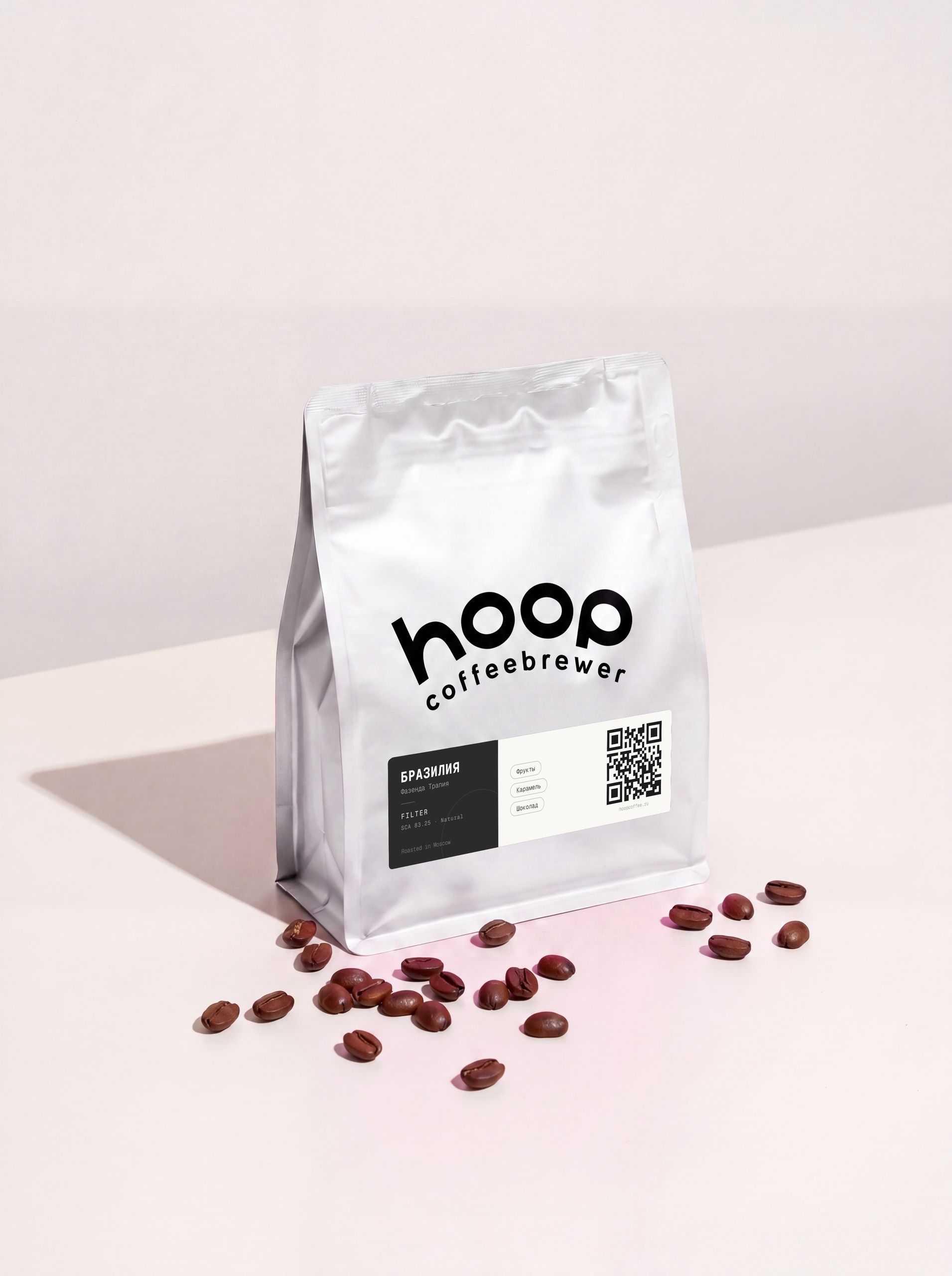 Кофе в зернах Hoop Coffee Бразилия Фазенда Трапия — пачка на столе с зёрнами