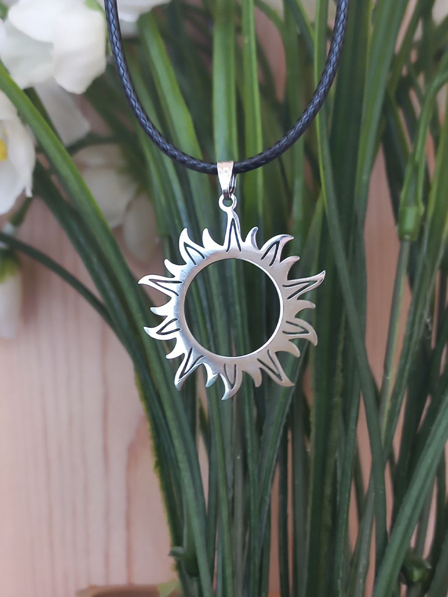 Создание защитного амулета для ребёнка: ритуал с солнечным кулоном