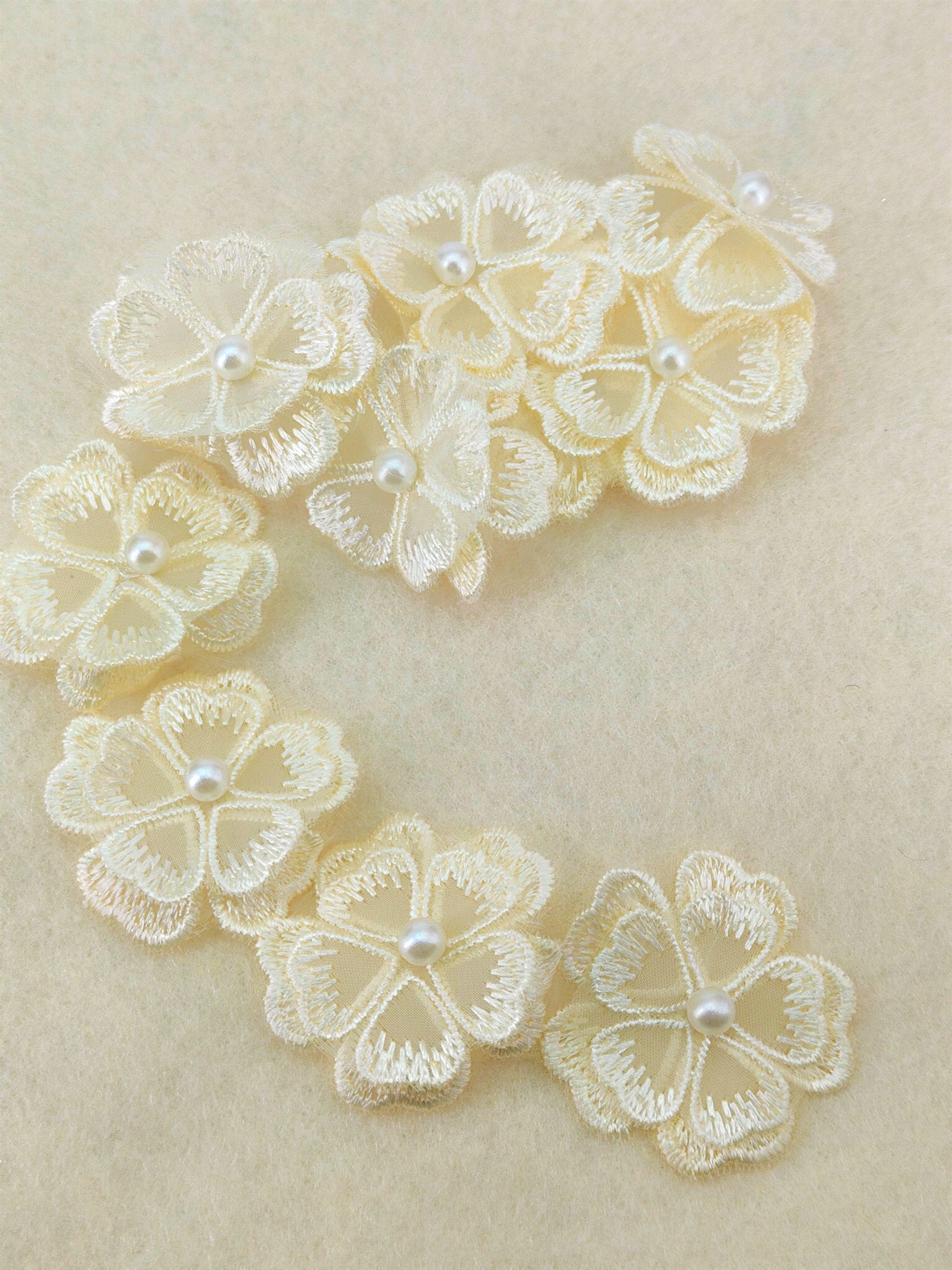 Кружевнойэлементдлядекора"Цветок2",цветкремовый,диаметр4см,упак.10штук.