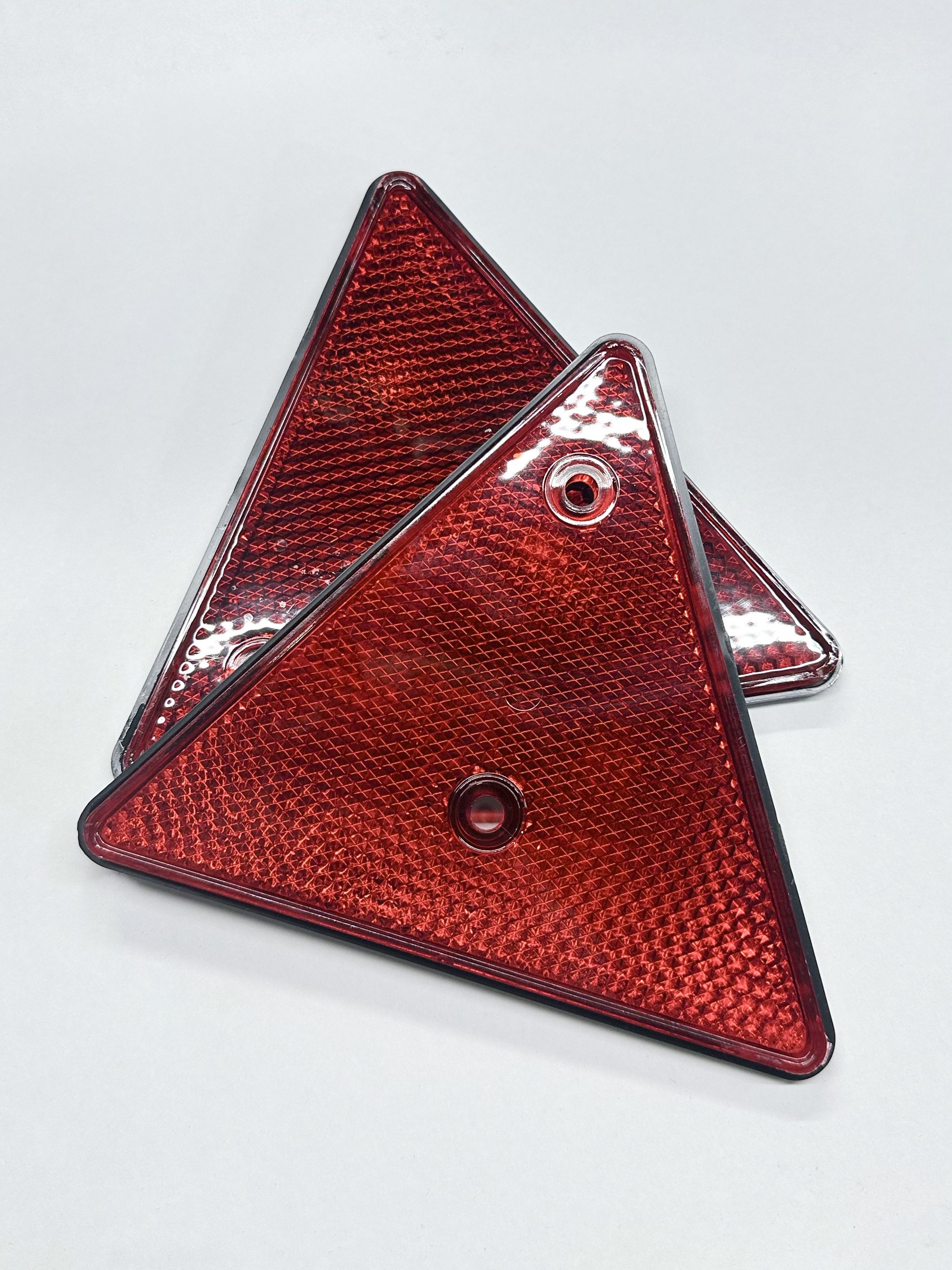 Световозвращательтреугольныйскорпусомкрасный(катафот)ФП401комплект2штуки