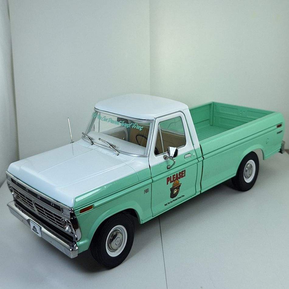 Коллекционная модель автомобиля Greenlight FORD F-100 пикап 