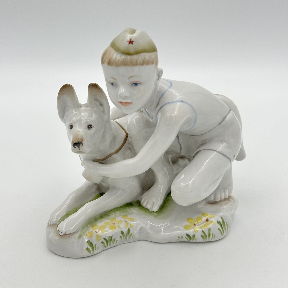 Статуэтка винтажная Юный пограничник с собакой, скульптор Г.С. Столбова ...