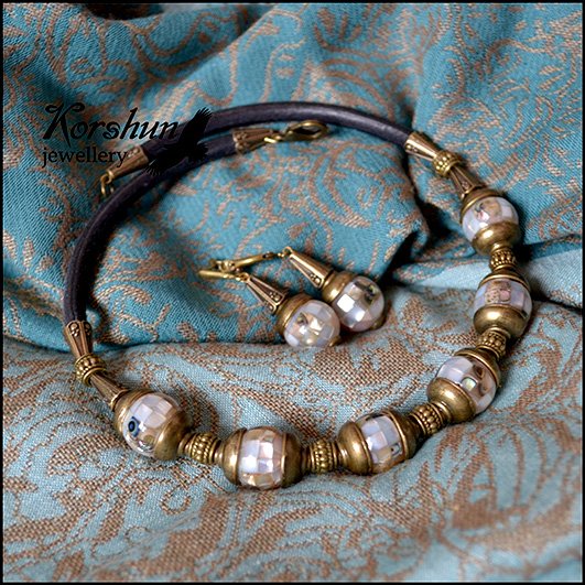 коллекция ретро украшений из металла и камней