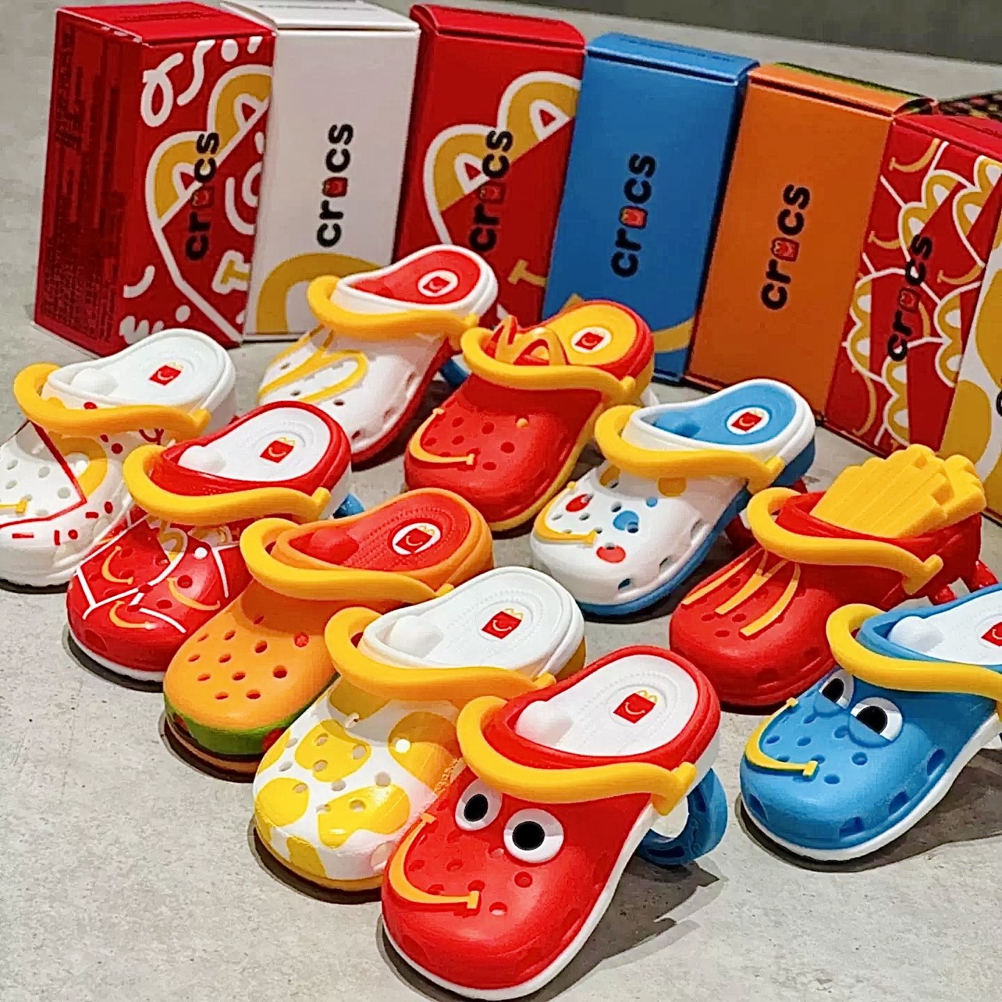 Макдоналдс / McDonalds Мини-брелок (ОДИН НАУГАД) Crocs 2024