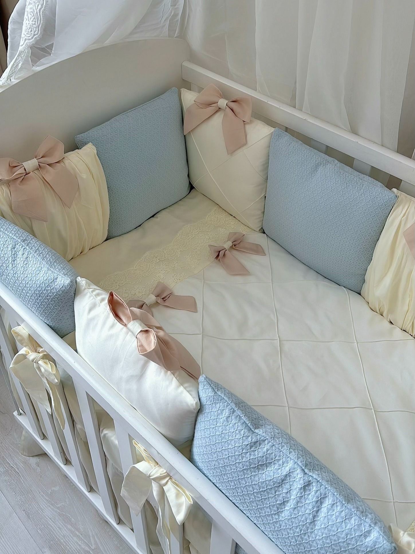 Комплект (бортики, одеяло, простыня) в кроватку Happy Baby Mommy Lux 90 * 70 см "Вязаные истории", 11 подушек, сатин, без рисунка