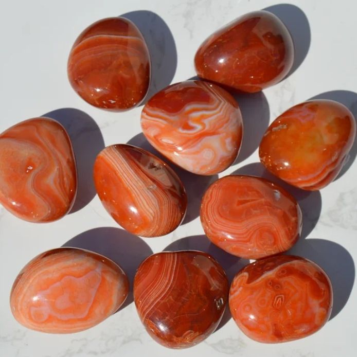 камень сердолик на ладони