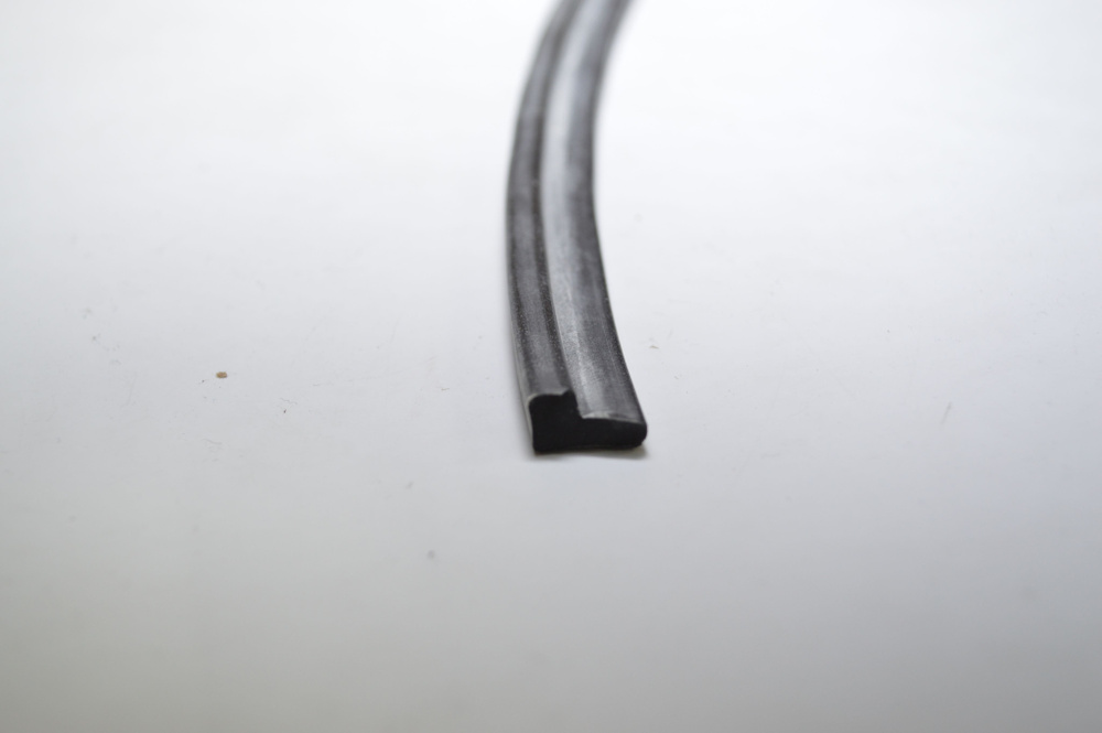 Профиль резиновый уплотнительный Г-образный черного цвета. Козырек 7 мм, высота 12 мм. Длина 3 метра #1