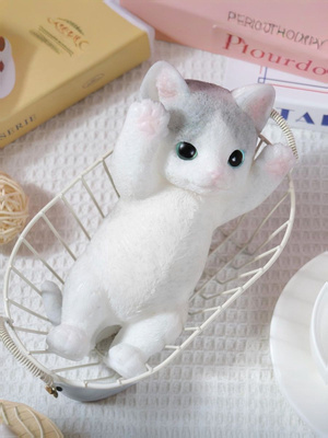 Бір минуттан кейін әлдебір қара өңді сұлу төңкеріліп тұр, оның педролит жолдасы