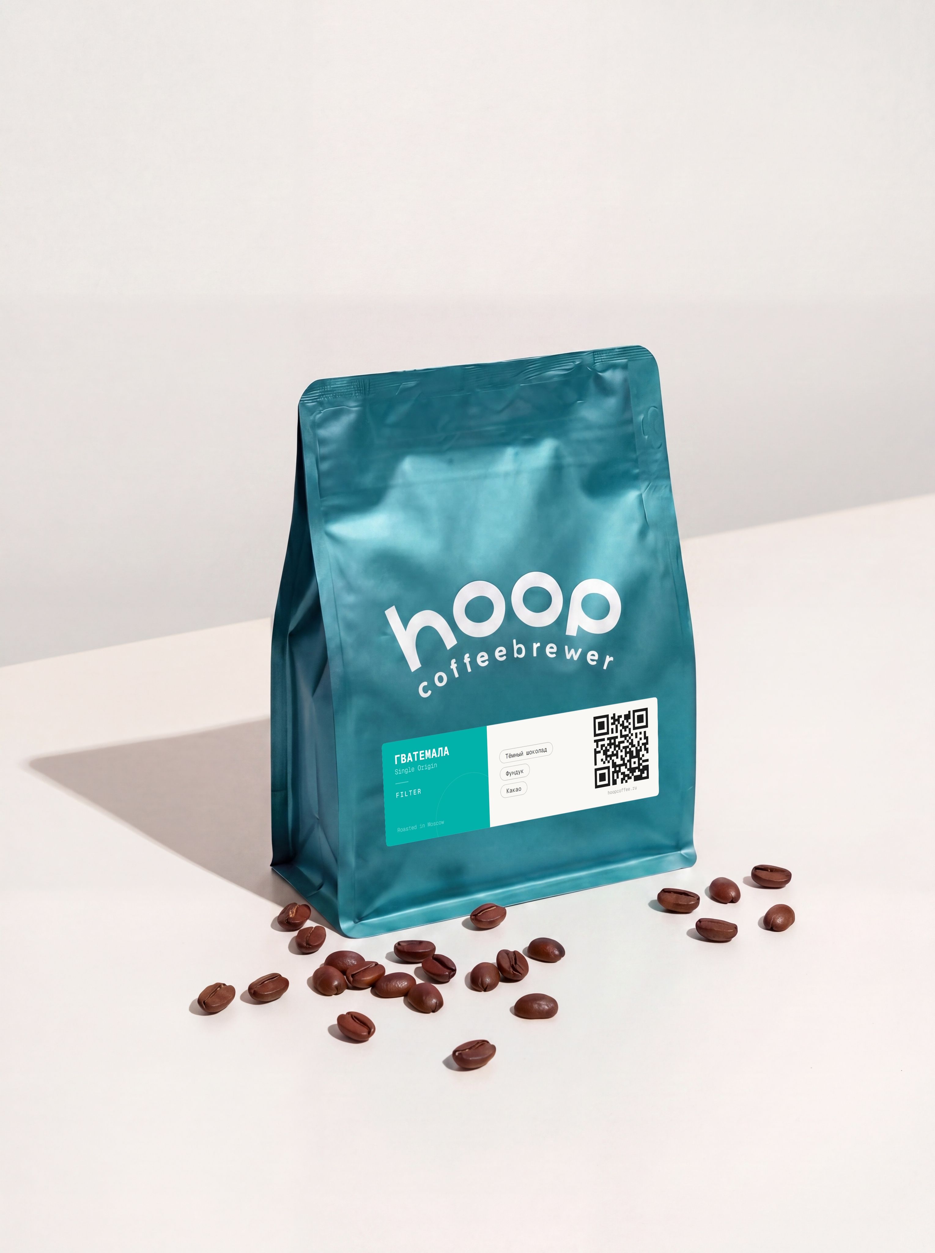 Кофе в зернах Hoop Coffee Гватемала Тёмный Орех — пачка на столе с зёрнами