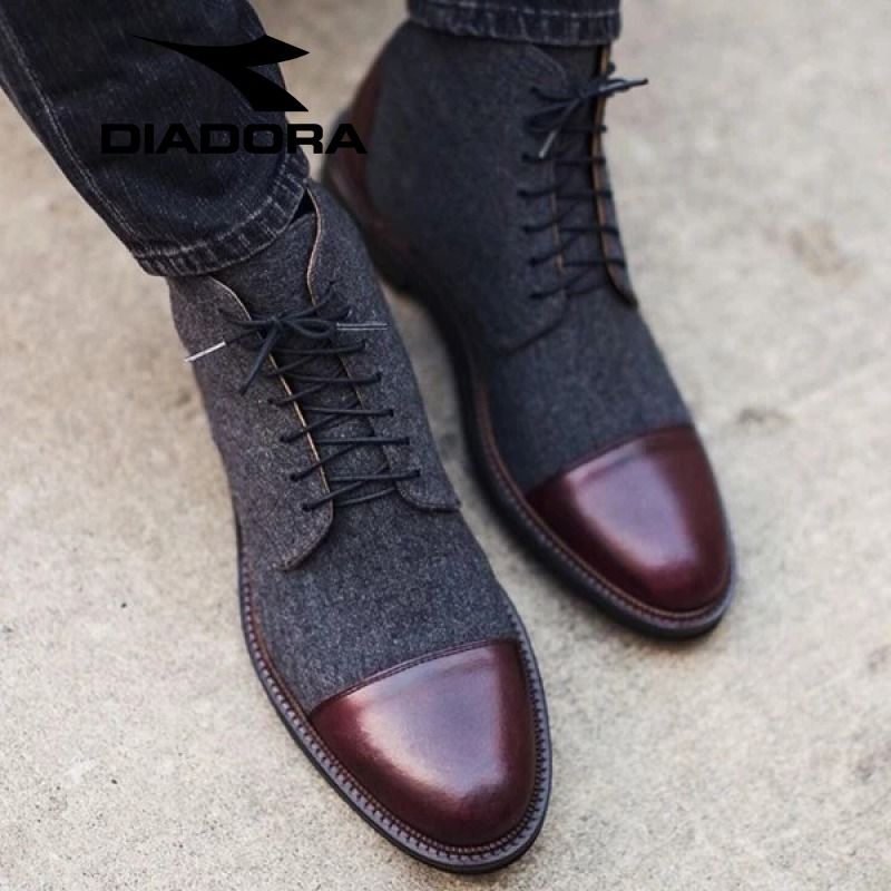 мужские ботинки и кроссовки на полу