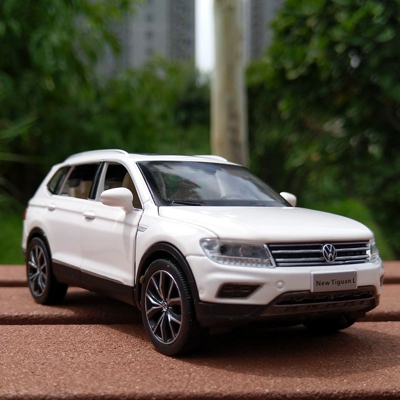 МашинкаинерционнаяVolkswagenTiguanметаллическаямодель1:32VolkswagenTiguan,сосветомизвуком