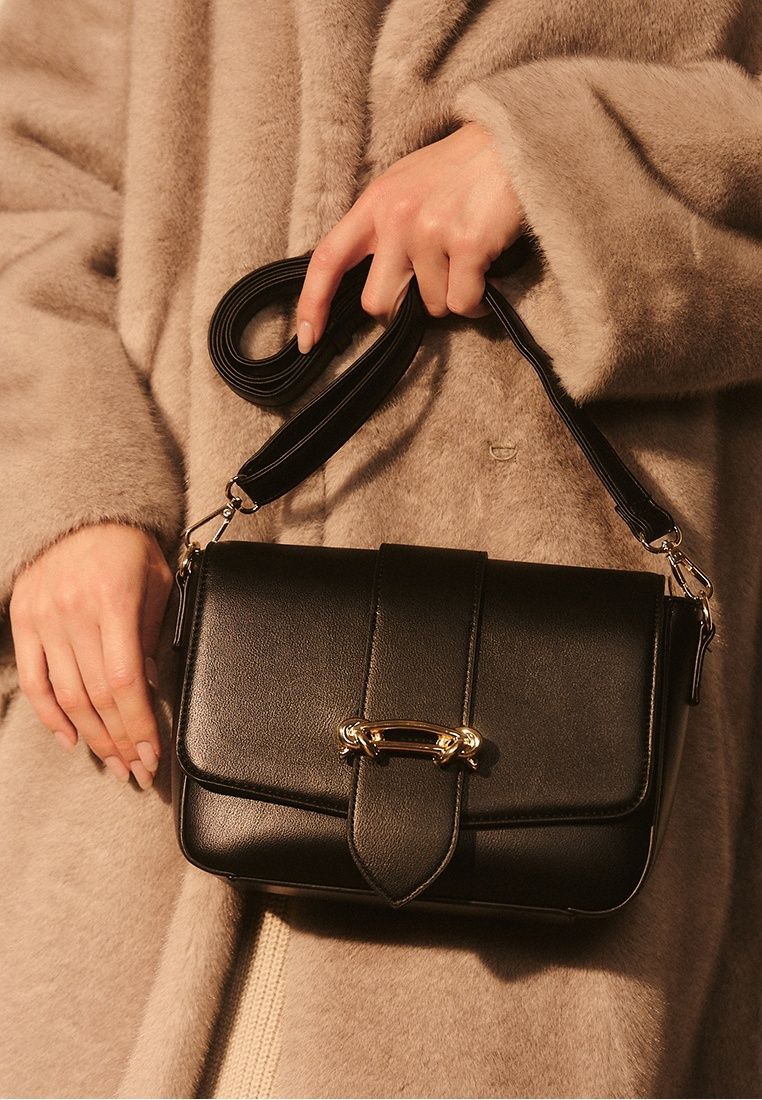 Разнообразие дизайнов и цветов кожаных клатчей