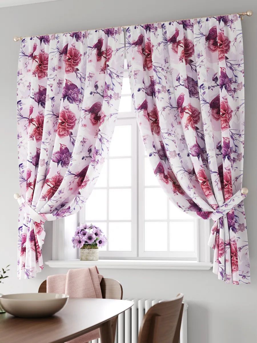 Деревенские короткие шторы на кухне