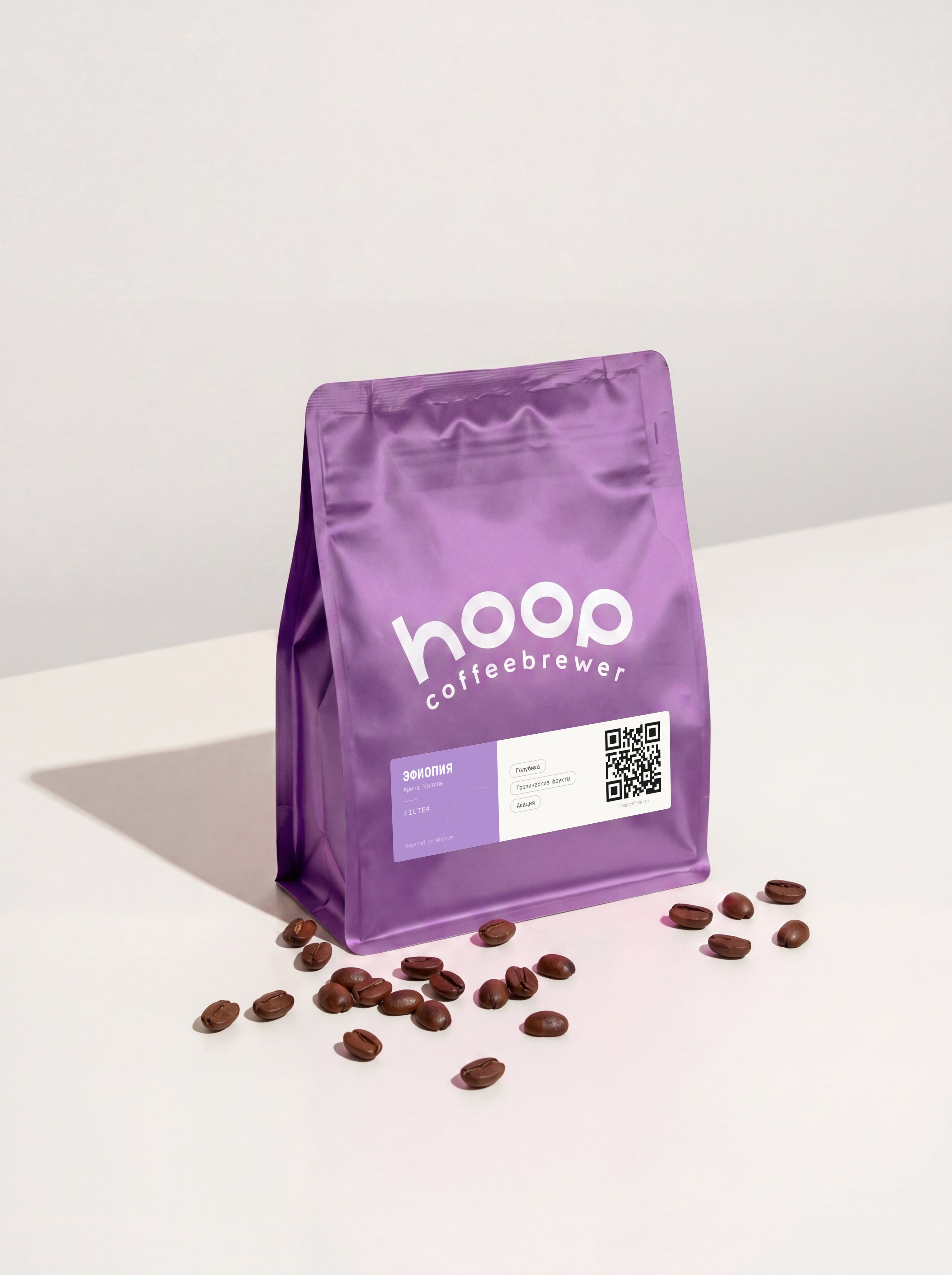 Кофе в зернах Hoop Coffee Эфиопия Арича Килиль — пачка на столе с зёрнами