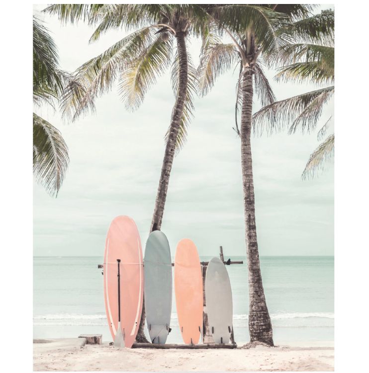 пляж с пальмами и смартфон с платежным приложением