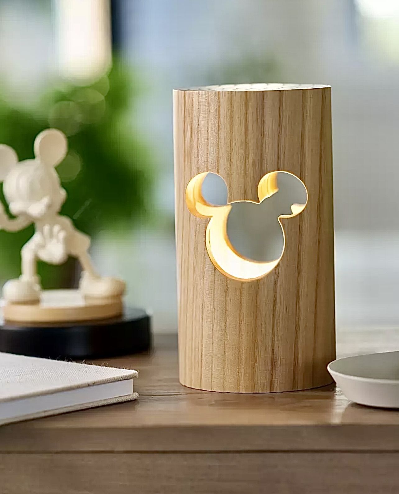 Микки Маус / Mickey Mouse Деревянная настольная лампа с вырезанным силуэтом (Mickey Mouse Home Collection), фигурка