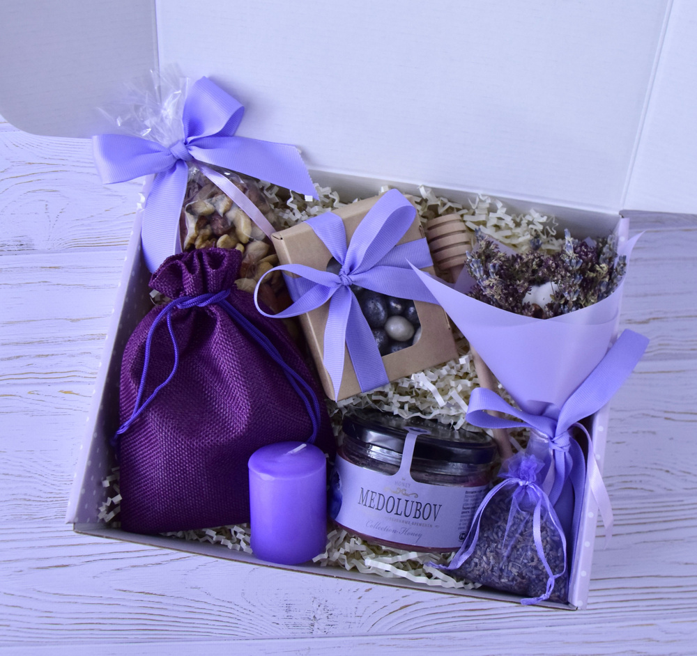 Подарочный набор "Лавандовое чудо", чай, мёд, ложка для мёда, свеча, орехи, лаванда, букет из сухоцветов #1
