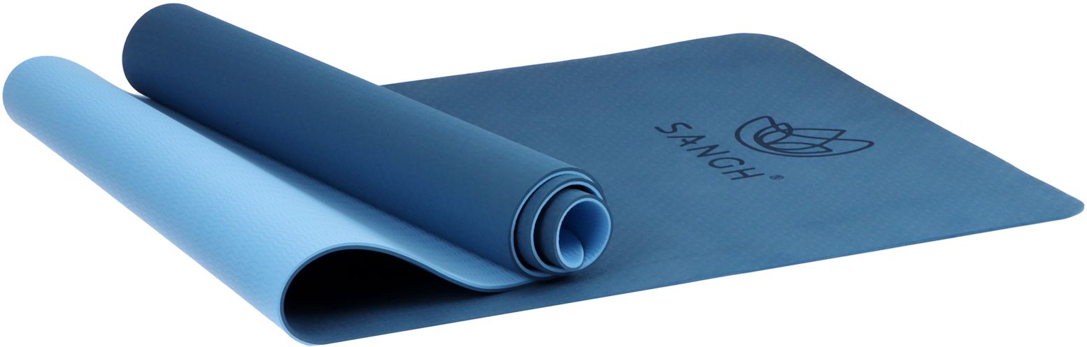 человек выбирает коврик для йоги в магазине