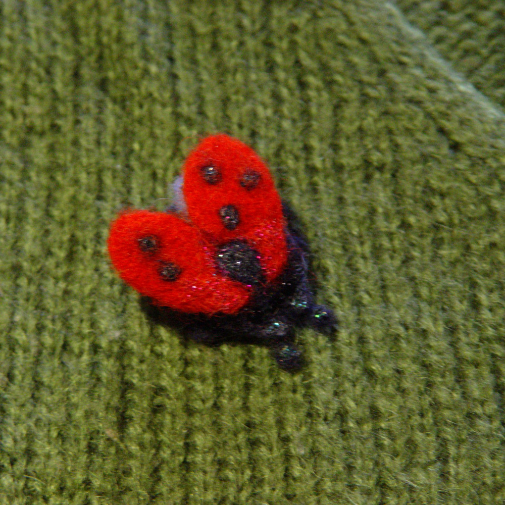Брошь валяная "Божья коровка" - купить с доставкой по выгодным ценам в ...