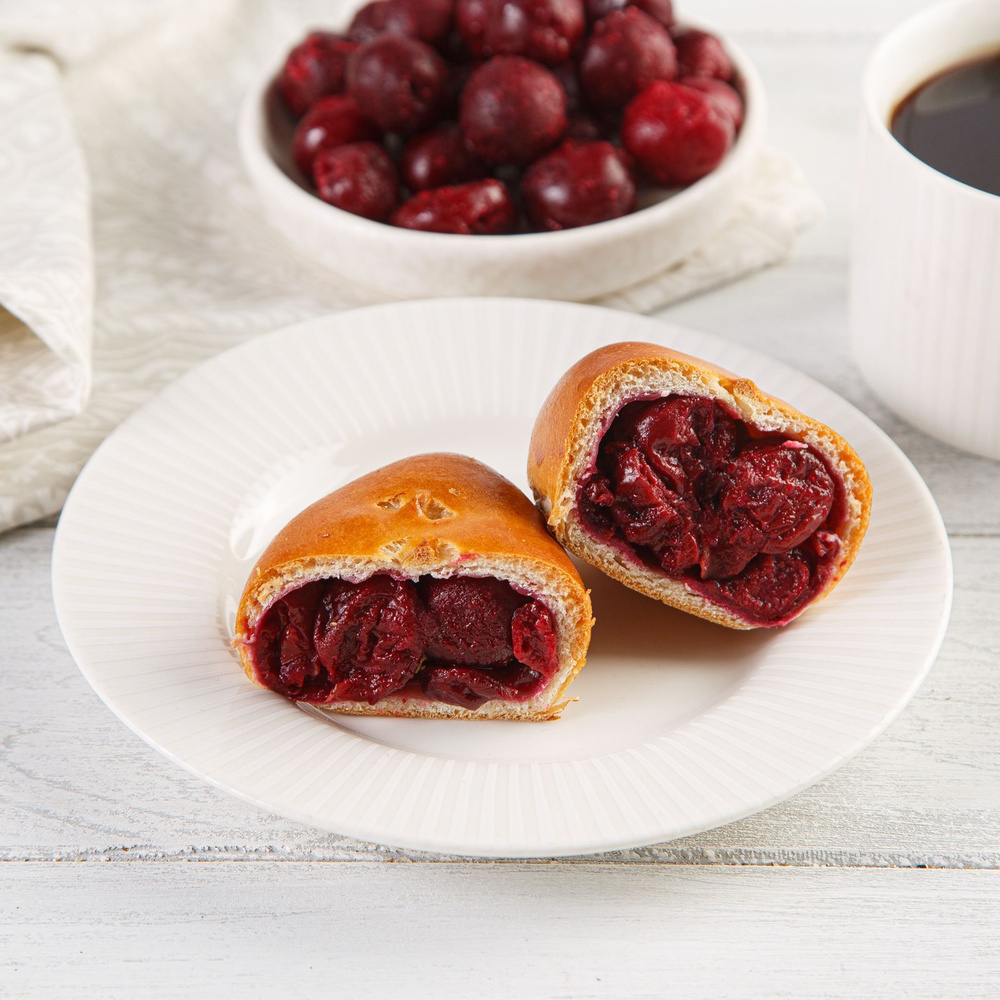 Пирожок с вишневой начинкой 50 г #1