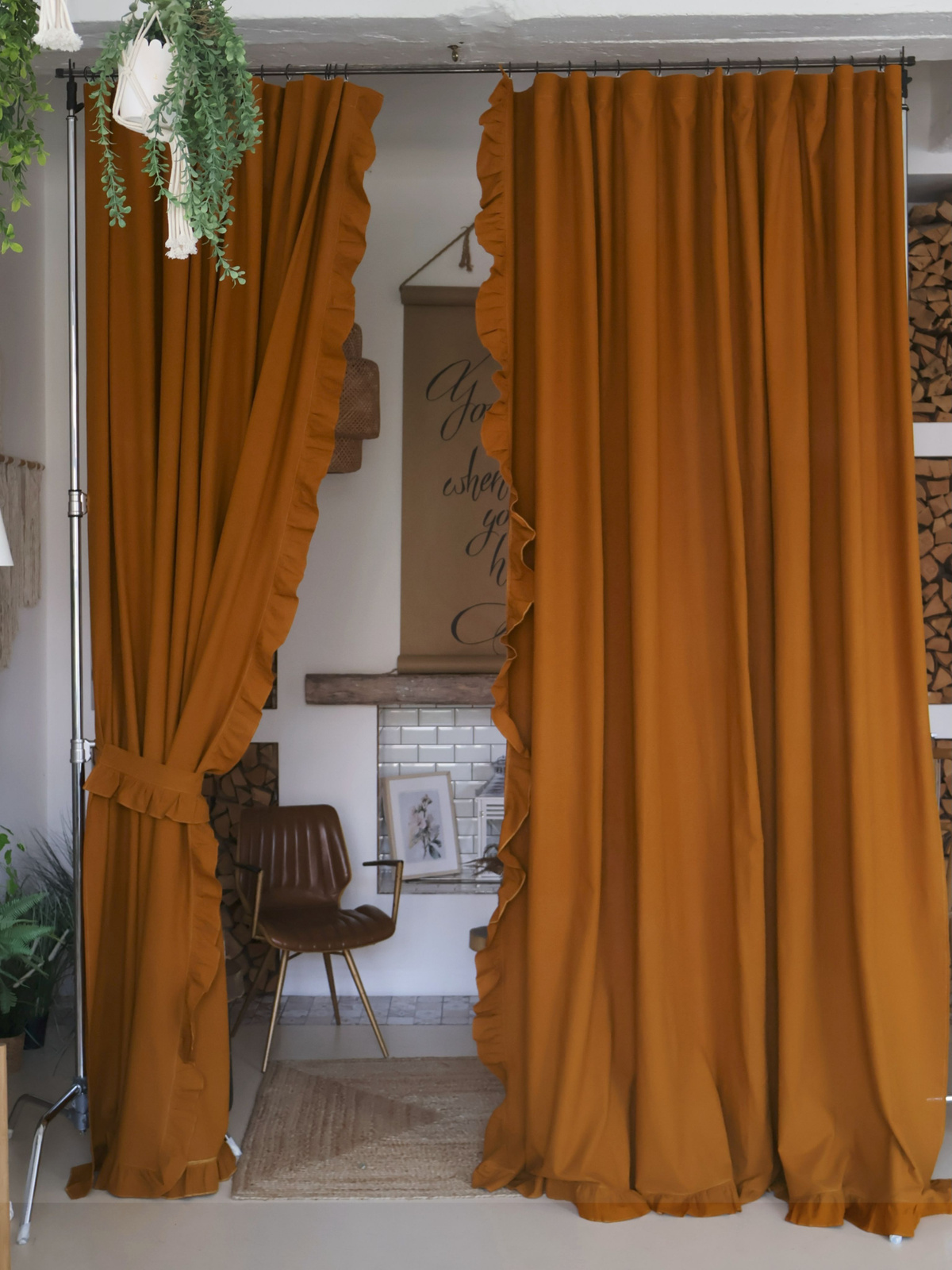 Шторы из льна Linen Elegance являются премиальными в своём сегменте, так как мы используем чистый лён/хлопок в их производстве. Такой материал долговечен, не накапливает пыль, мало подвержен загрязнениям и легко отстирывается, имеет антистатический эффект и не вызывает аллергии.