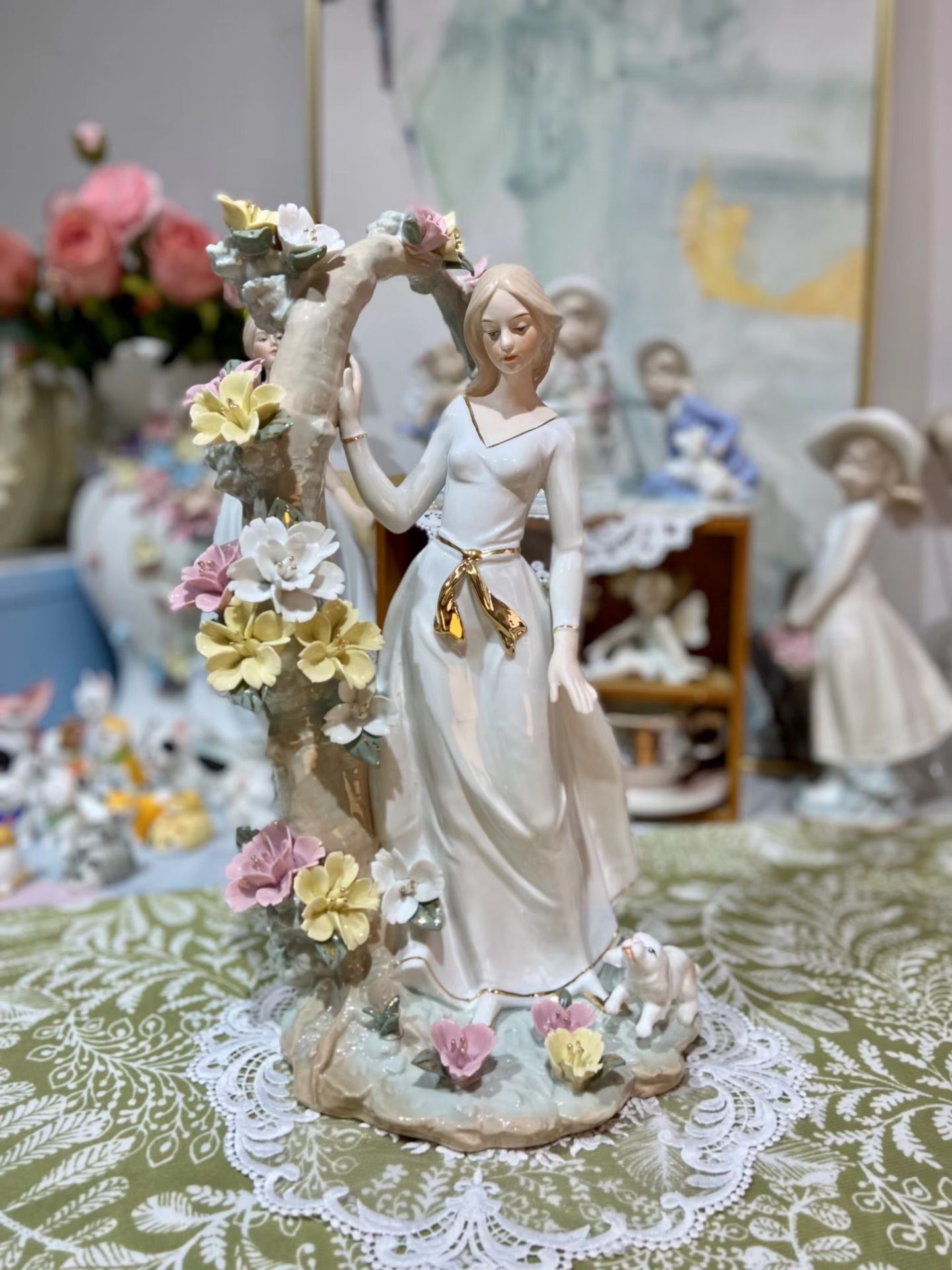 Статуэтка Дама с цветами, фарфор, 19 х 16 х 42 см