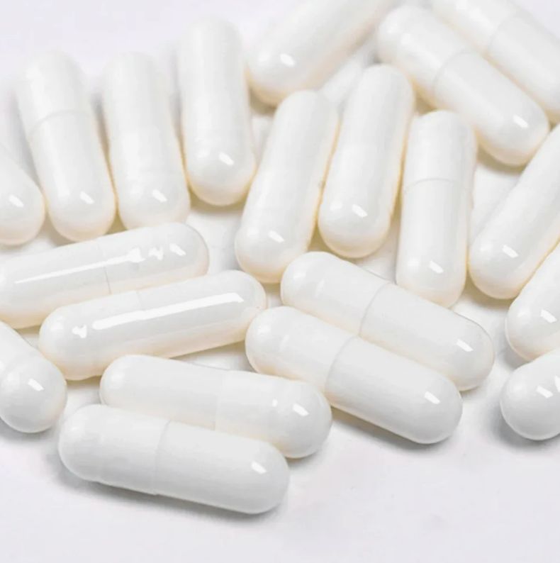 разные формы пробиотиков капсулы и порошок на столе