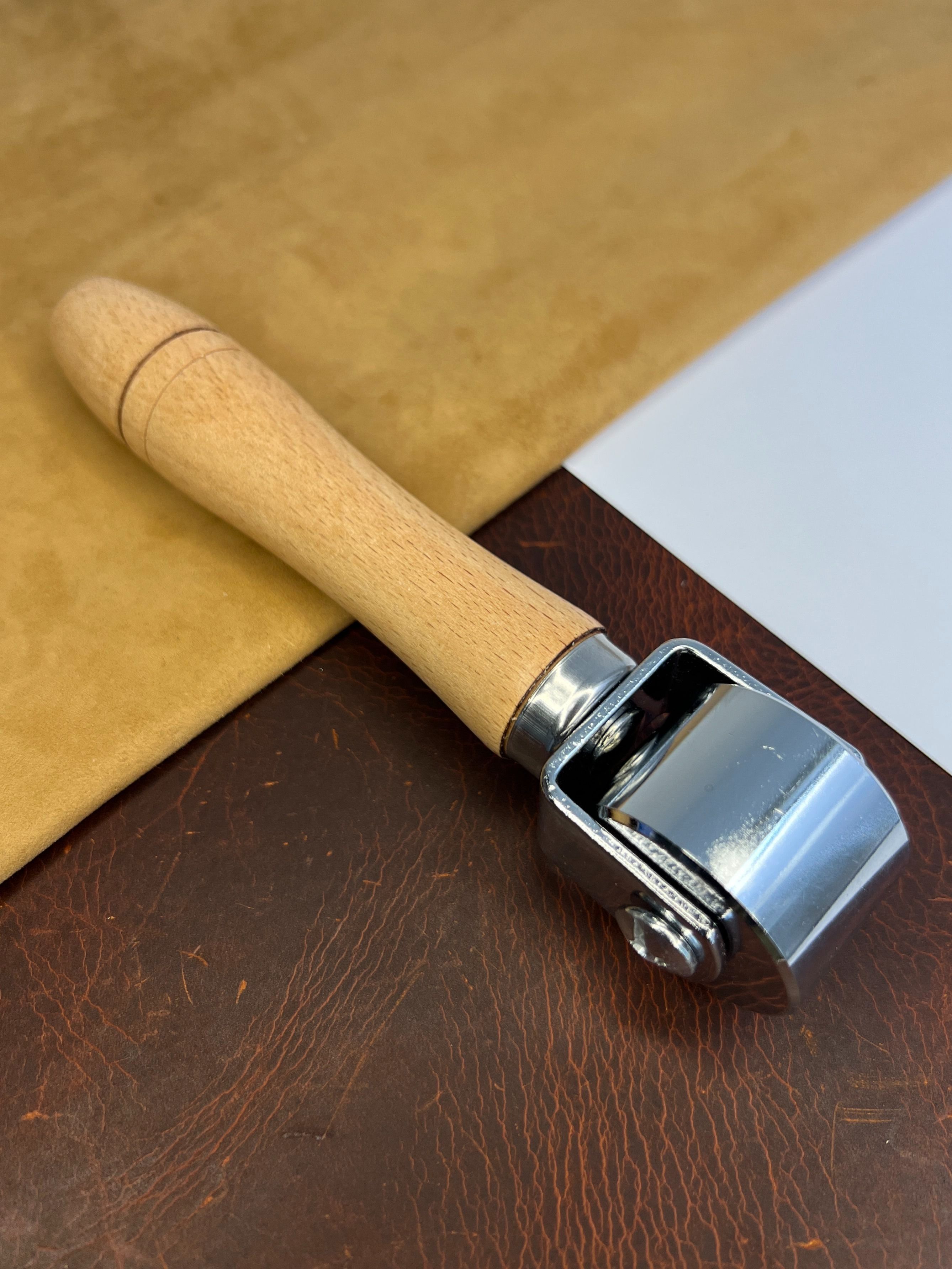 Роллердляклеевыхработскожей26мм,светлаяручка