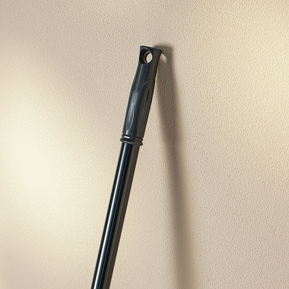 Ручка швабры имеет отверстие для удобного хранения, что позволяет экономить место и держать инструмент под рукой.