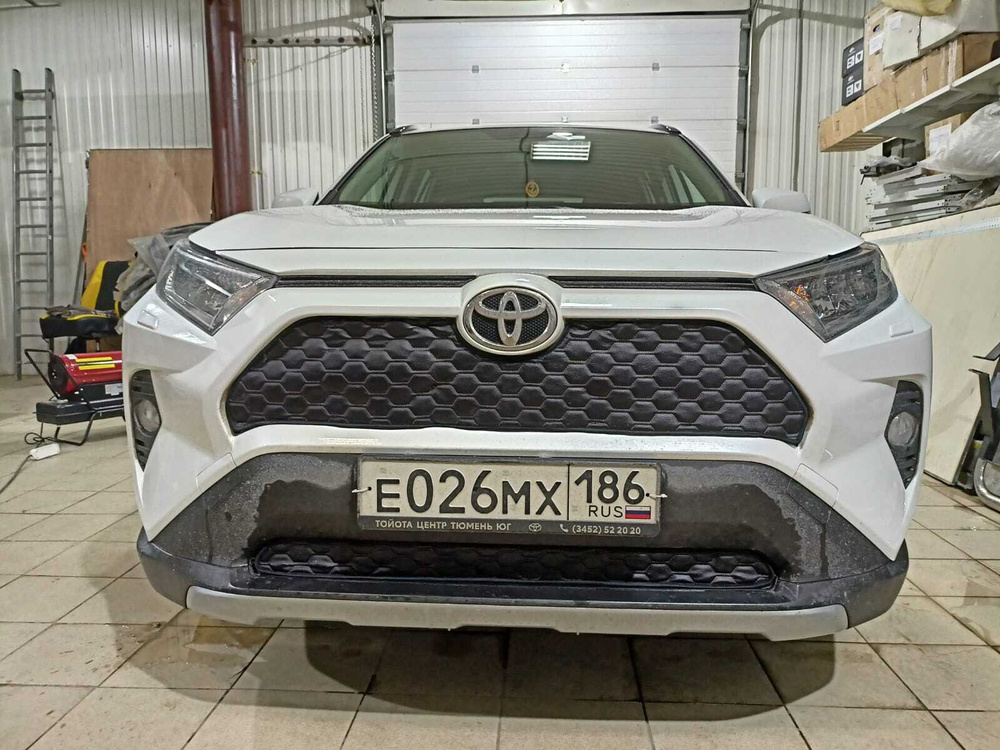 Утеплитель радиатора для Toyota RAV4 Тойота Рав 4 (2018-2024) Парктроники Без камеры  #1