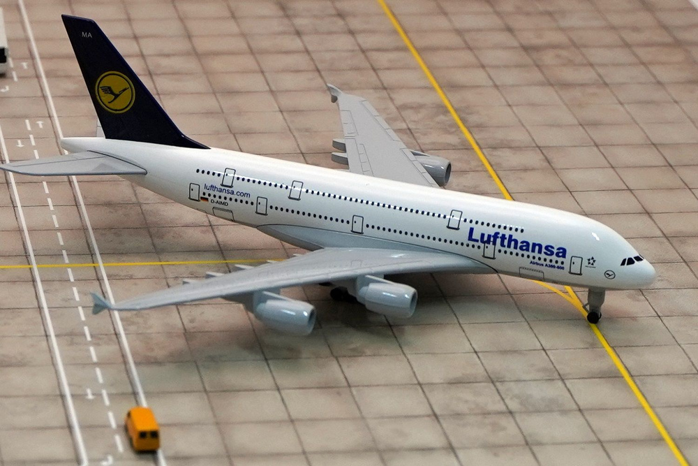 Игрушка самолёта Airbus A380 Lufthansa. На шасси. #1