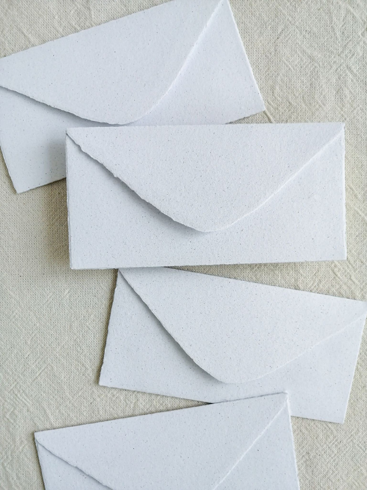 Конверт для денег из бумаги ручного литья, белый со вкраплениями ...